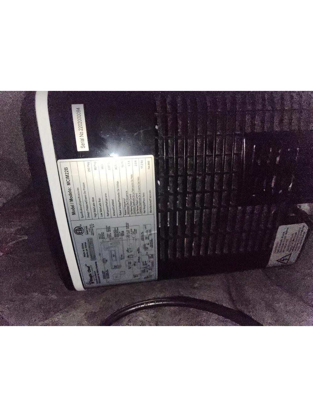 Magic Chef MCIM22B 17 lbs Countertop Ice Maker - Picture 4 of 11